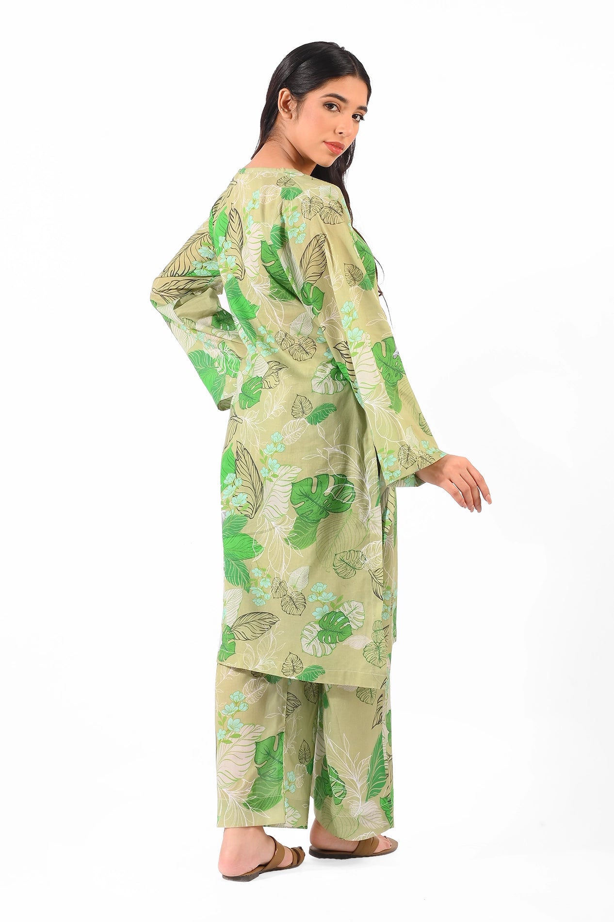 Rear view of the attire highlighting the seamless print and relaxed fit of the fabric BOLDSTEP BOLDSTEP.PK