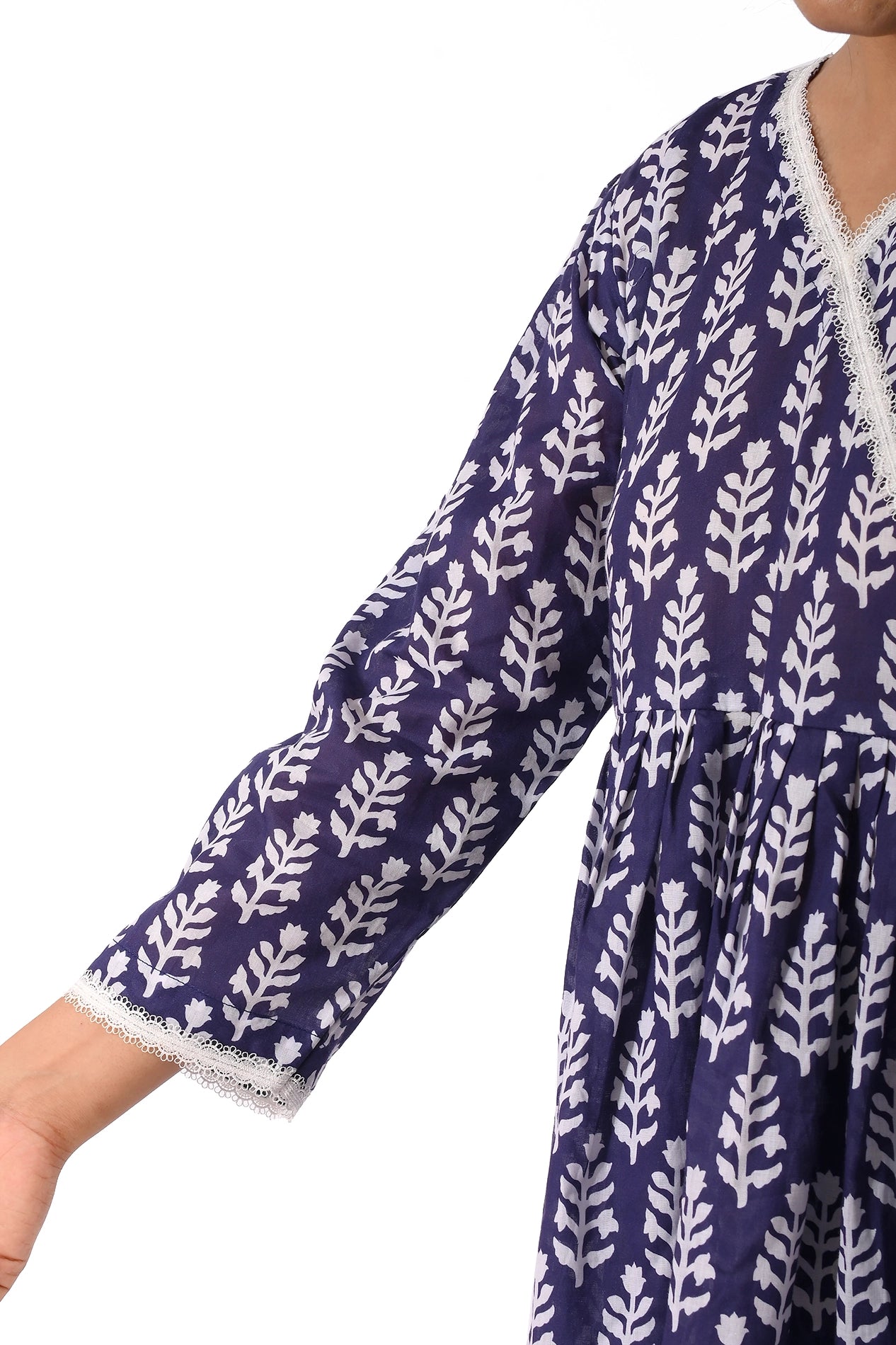 A close-up of the sleeve highlights the delicate lace trim adorning the hem, adding a touch of femininity to the outfit. The white leaf print contrasts beautifully with the deep blue base BOLDSTEP BOLDSTEP.pK